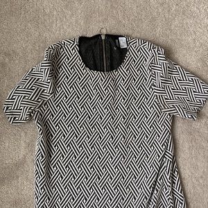 Short neutral dress with geometric pattern